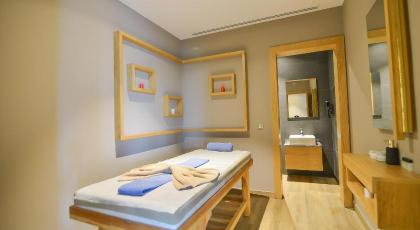 QUA COMFORT HOTEL - image 15