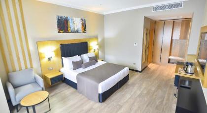 QUA COMFORT HOTEL - image 20