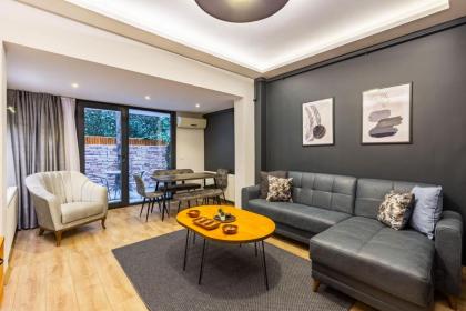 Distinguished Flat with Backyard in Sisli - image 3