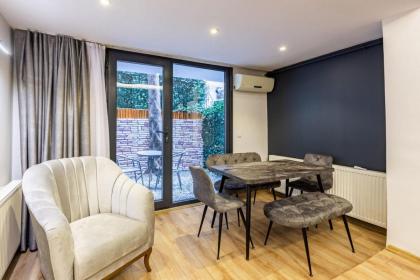 Distinguished Flat with Backyard in Sisli - image 4