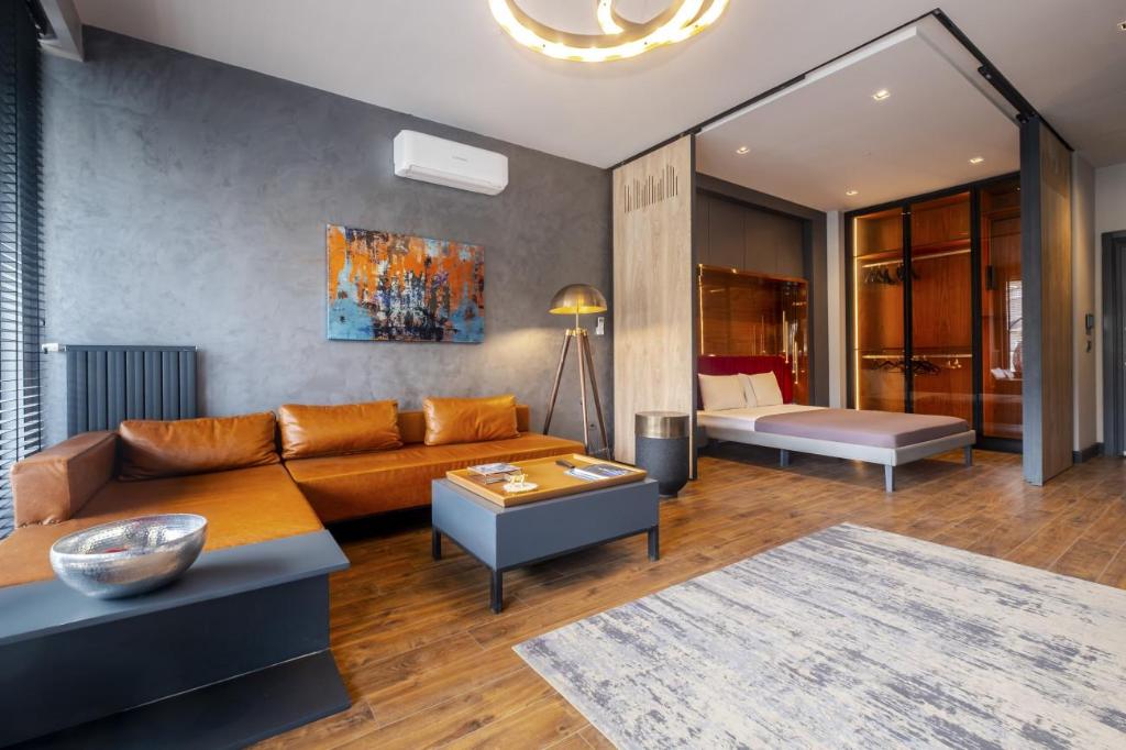 Sleek Studio Flat with Balcony near Taksim Square - image 3