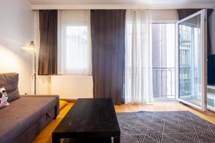 Compact Flat w French Balcony 6 min to Taksim Sq - image 2