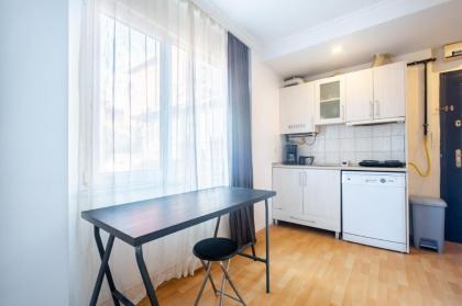 Compact Flat w French Balcony 6 min to Taksim Sq - image 3