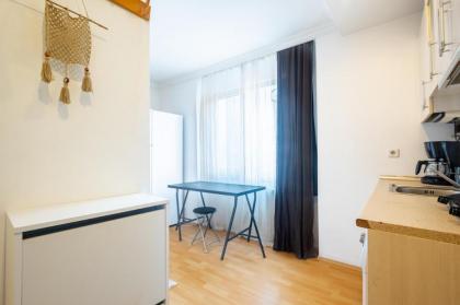 Compact Flat w French Balcony 6 min to Taksim Sq - image 6