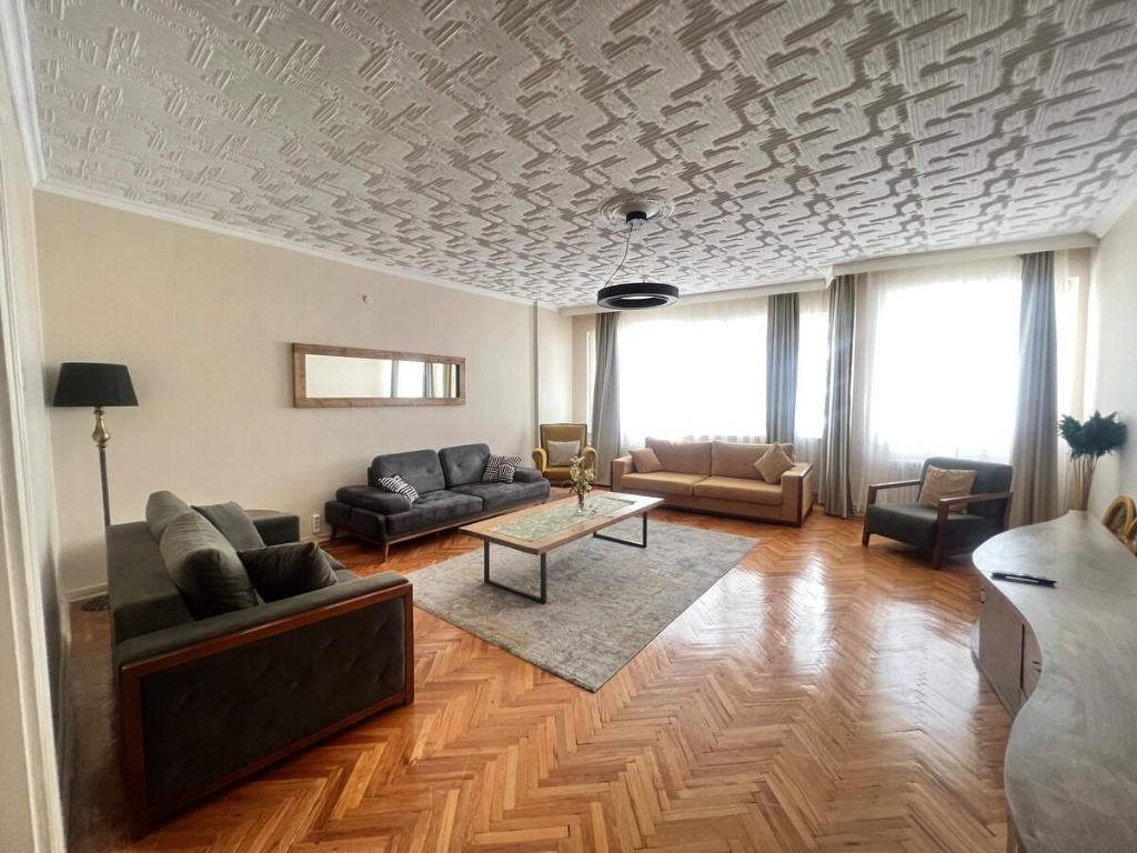 Wonder Homes   3BR 2BA  Taksim Square SS2 - main image