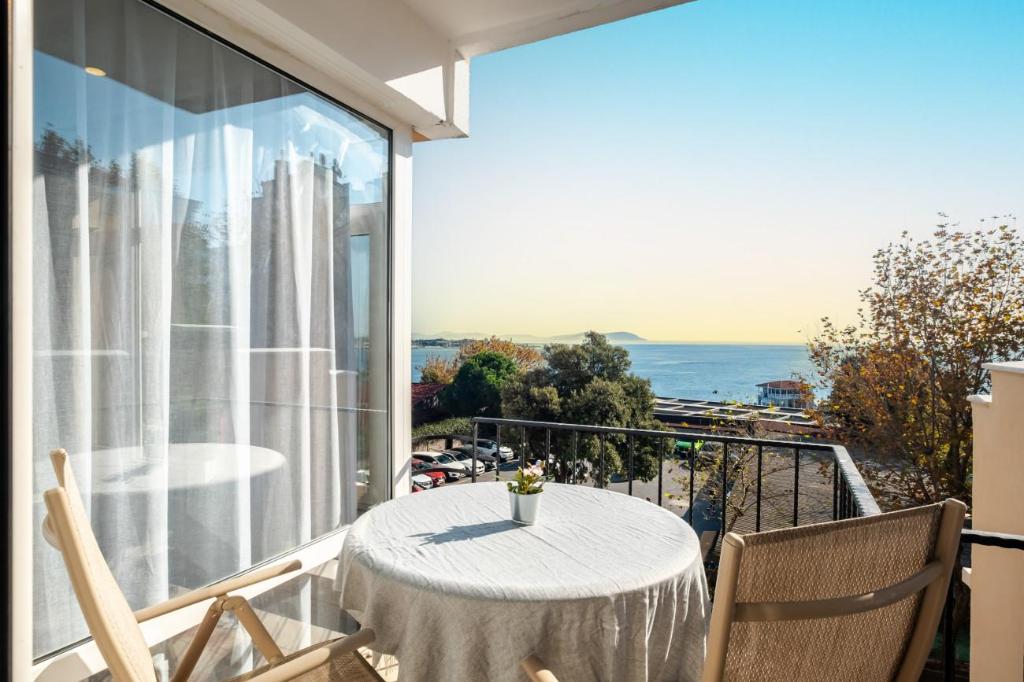 Chic Flat with Balcony near Moda Shore - main image