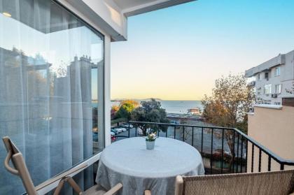 Chic Flat with Balcony near Moda Shore - image 12