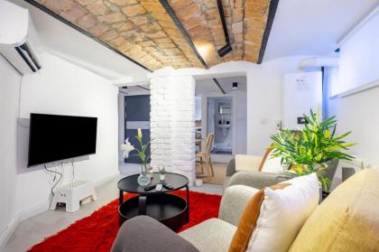 Authentic Flat w Balcony 7 min to Istiklal Street