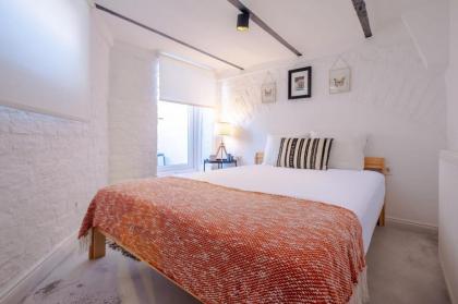 Authentic Flat w Balcony 7 min to Istiklal Street - image 9