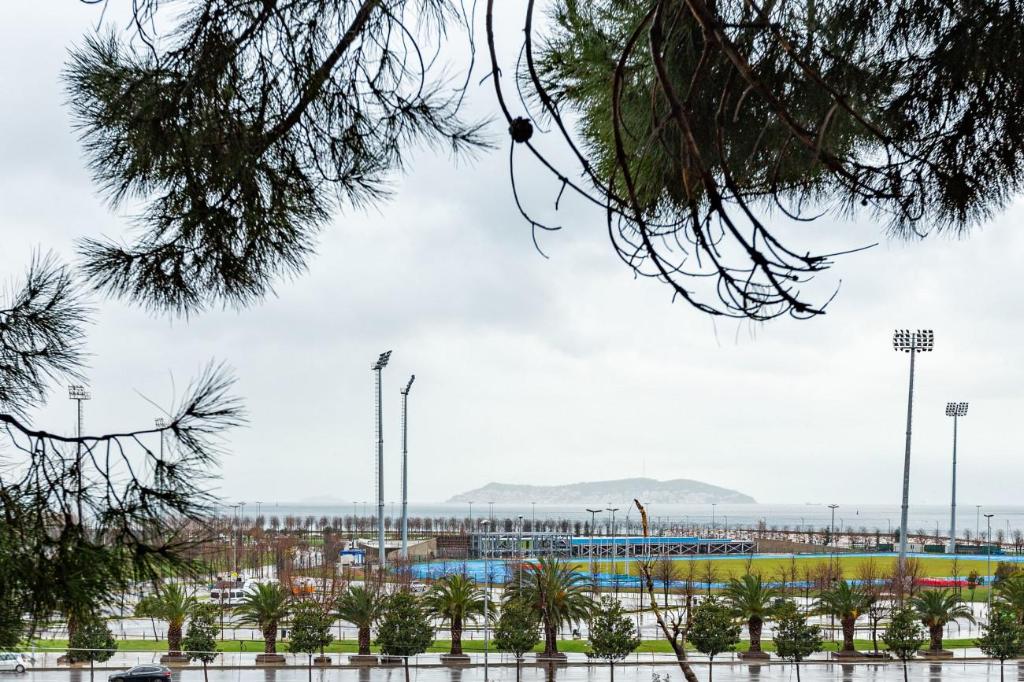 Unique House with Tree Inside near Sea in Maltepe - image 2