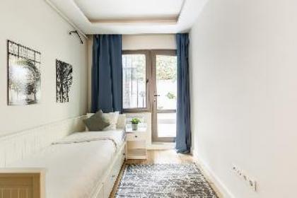 Chic Cozy Apartment with Garden in Besiktas - image 2