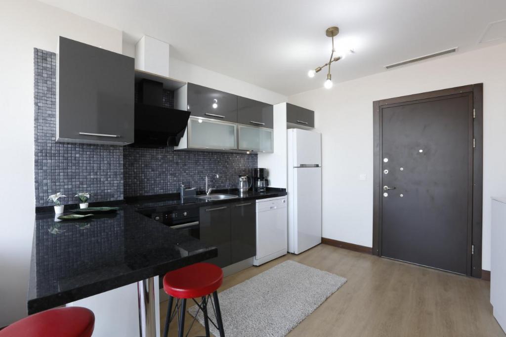 Lovely and Central Flat with City View in Atasehir - image 5