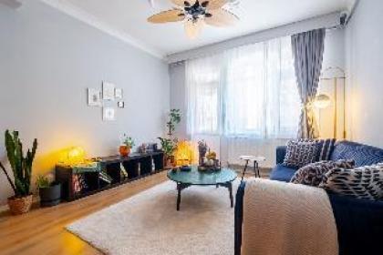 Eclectic Flat near Metro with Terrace in Kadikoy - image 8