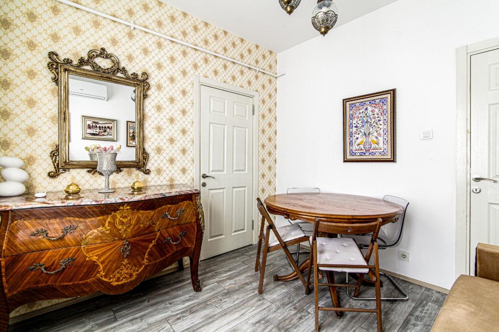 Amazing Ottoman-style Flat in Heart of Cihangir - image 4