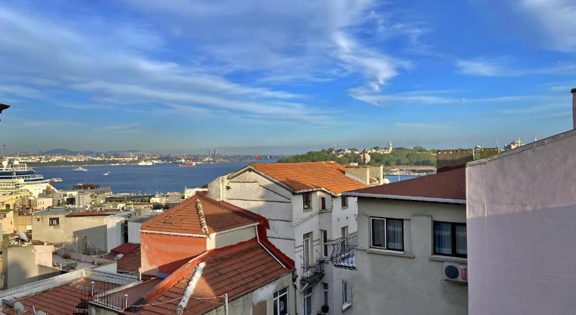 Historical Flat w/ Sea View Base of Galata Tow - image 4