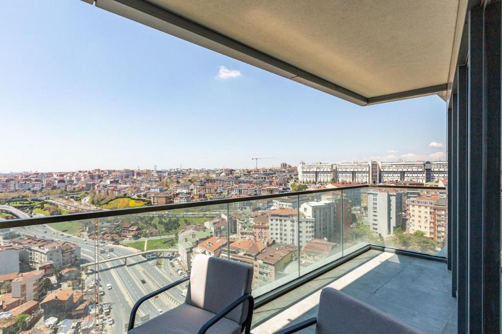 Cozy Flat with City View and Balcony in Sisli - image 6