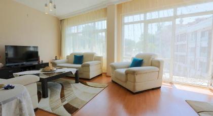 Flat with Two Living Rooms and Balcony in Uskudar - image 3