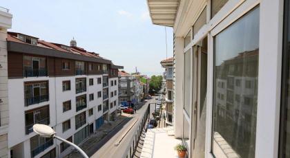 Flat with Two Living Rooms and Balcony in Uskudar - image 4