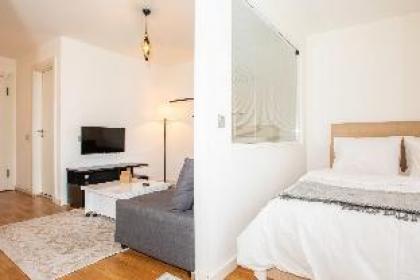 Studio Flat with Gym 10 min to City's Mall - image 7