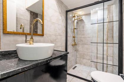 Stylish Flat w Jacuzzi 5 min to City Nisantasi - image 14