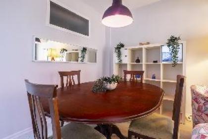 Cozy Sisli Flat Near Mall with Backyard - image 11