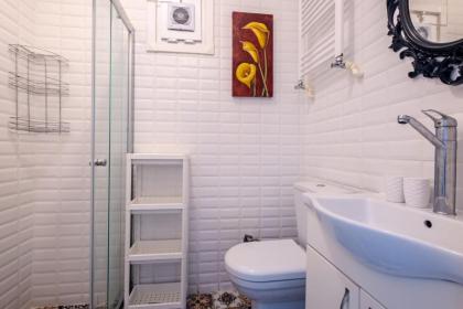 Cozy Sisli Flat Near Mall with Backyard - image 15