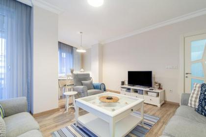 Vibrant and Central Flat with Balcony in Maltepe - image 2