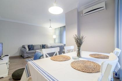 Vibrant and Central Flat with Balcony in Maltepe - image 3