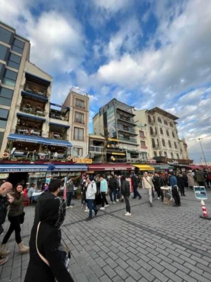 A Beachfront Peninsula View Apartment in Karaköy - image 11