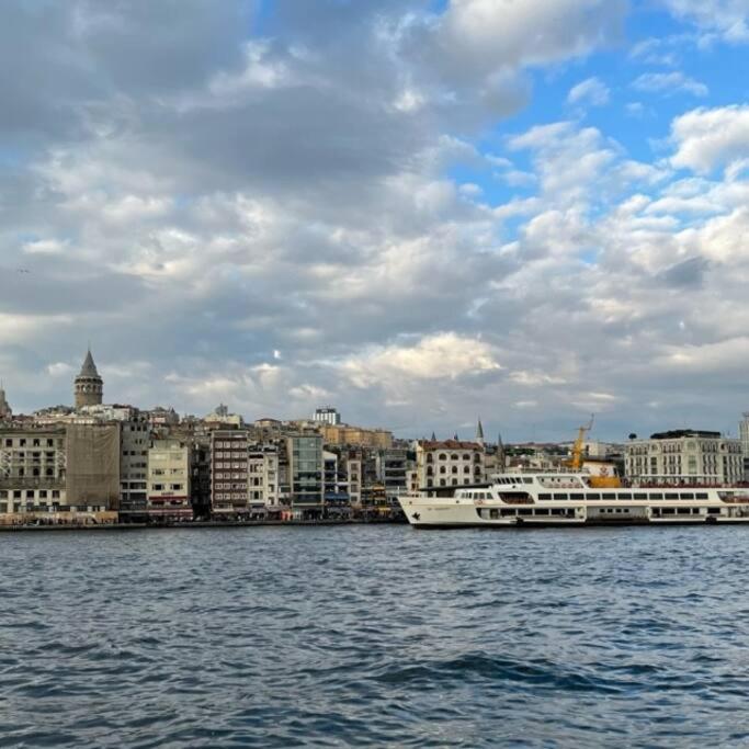 A Beachfront Peninsula View Apartment in Karaköy - image 3