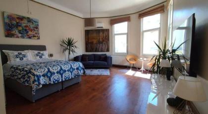 Central and cozy flat in Taksim - image 11