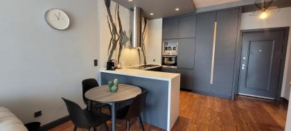 Modern Apt With City Views - Central Location - image 9