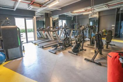 1-bdr Apt With View Poolgym Near Airport Metro - image 19