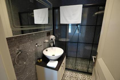 Galata Vavien Suite Rooms - image 11